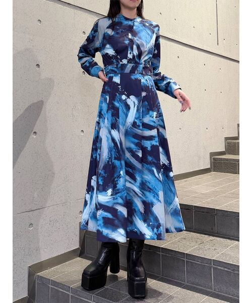 MURUA（ムルーア）の「サイドベルトタックフレアマキシワンピース　秋服（ワンピース・レディース・アイボリー/ブラック/ブルー・FREE）」の4枚目の写真