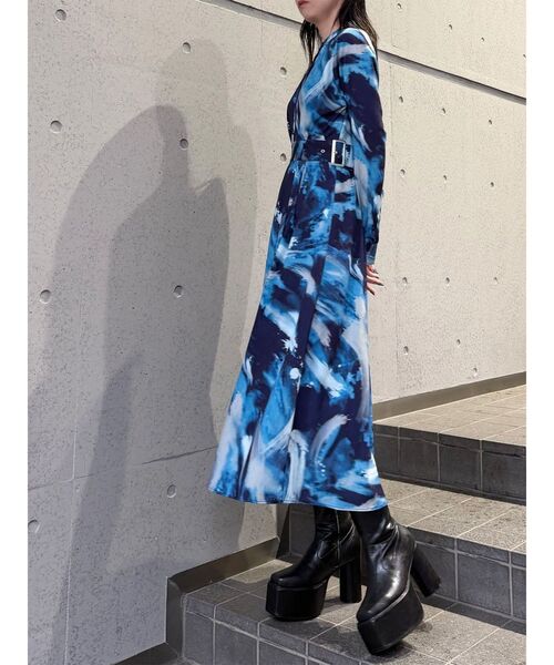 MURUA（ムルーア）の「サイドベルトタックフレアマキシワンピース　秋服（ワンピース・レディース・アイボリー/ブラック/ブルー・FREE）」の5枚目の写真