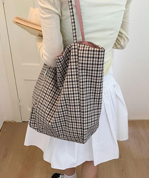 TONE SELECT GOODS（トーンセレクトグッズ）の「Liaa/大容量 チェック リバーシブル トートバッグ A18848（トートバッグ・レディース・ブルー/アイボリー/ネイビー/ピンク・FREE）」の4枚目の写真