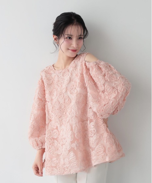 Fit more（フィットモア）の「オープンショルダーチュールフラワートップス（その他トップス・レディース・コーラル/ホワイト・FREE）」の3枚目の写真