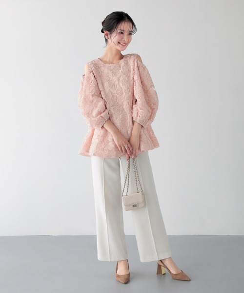 Fit more（フィットモア）の「オープンショルダーチュールフラワートップス（その他トップス・レディース・コーラル/ホワイト・FREE）」の4枚目の写真