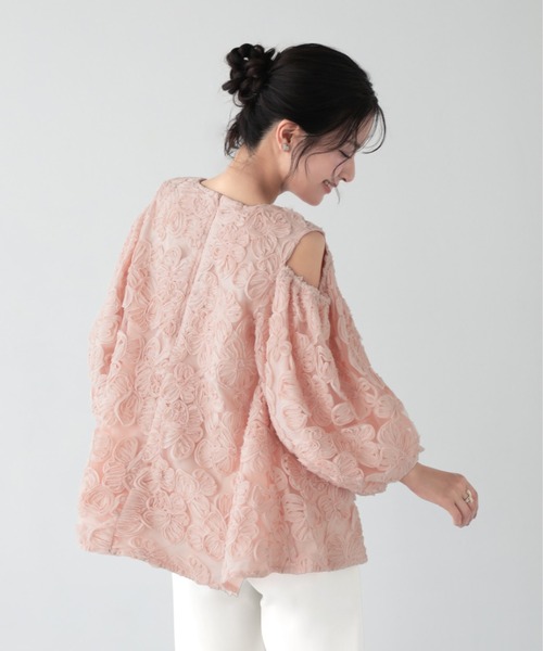 Fit more（フィットモア）の「オープンショルダーチュールフラワートップス（その他トップス・レディース・コーラル/ホワイト・FREE）」の5枚目の写真