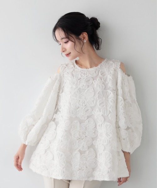 Fit more（フィットモア）の「オープンショルダーチュールフラワートップス（その他トップス・レディース・コーラル/ホワイト・FREE）」の7枚目の写真