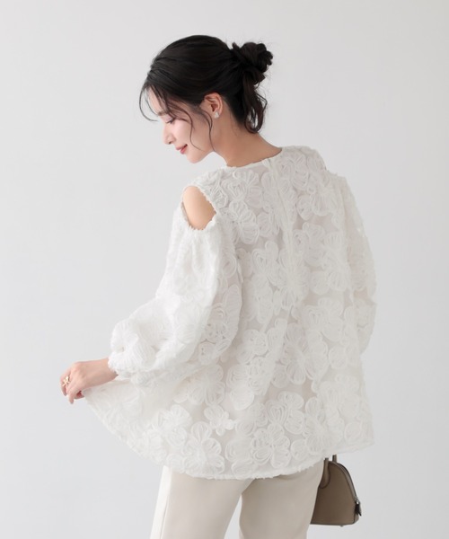 Fit more（フィットモア）の「オープンショルダーチュールフラワートップス（その他トップス・レディース・コーラル/ホワイト・FREE）」の9枚目の写真