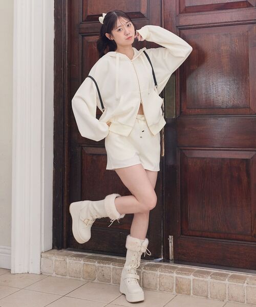 MAJESTIC LEGON(マジェスティックレゴン)の「キラキララメプリントカットショートパンツ(その他パンツ・レディース・グレー/ピンク/アイボリー/ブラック・MEDIUM)」の2枚目の写真