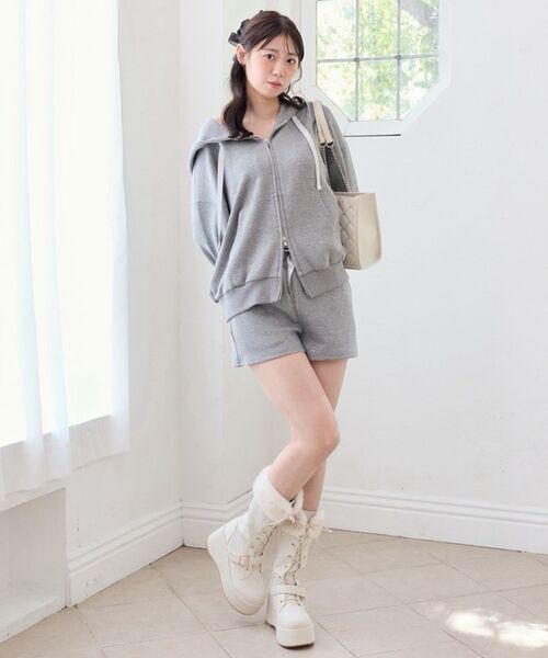 MAJESTIC LEGON(マジェスティックレゴン)の「キラキララメプリントカットショートパンツ(その他パンツ・レディース・グレー/ピンク/アイボリー/ブラック・MEDIUM)」の13枚目の写真