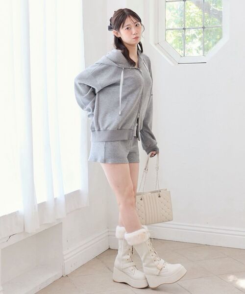 MAJESTIC LEGON(マジェスティックレゴン)の「キラキララメプリントカットショートパンツ(その他パンツ・レディース・グレー/ピンク/アイボリー/ブラック・MEDIUM)」の14枚目の写真