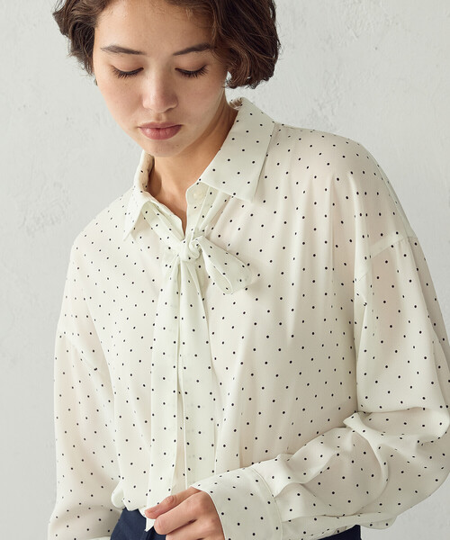 COMME CA ISM(コムサイズム)の「ドット柄 ボウタイ付き オーバーサイズシャツ(シャツ/ブラウス・レディース・ブラック×ホワイト/ホワイト×ブラック・M/L)」の2枚目の写真