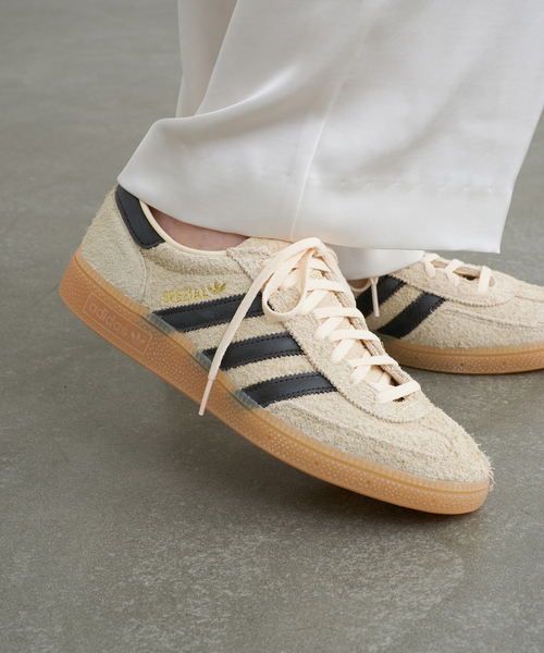 IENA(イエナ)の「adidas originals HANDBALL SPEZIAL W スニーカー JKK0932/KK0929(スニーカー・レディース・ベージュ/ボルドー・24.5cm/22.5cm/25cm/23cm/23.5cm/24cm)」の1枚目の写真
