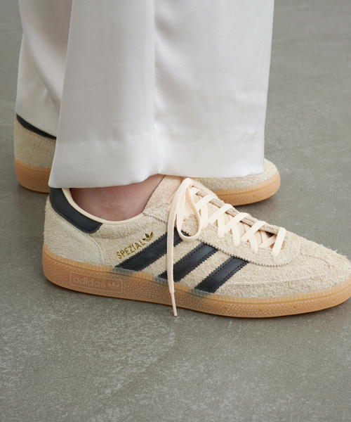 IENA(イエナ)の「adidas originals HANDBALL SPEZIAL W スニーカー JKK0932/KK0929(スニーカー・レディース・ベージュ/ボルドー・24.5cm/22.5cm/25cm/23cm/23.5cm/24cm)」の3枚目の写真