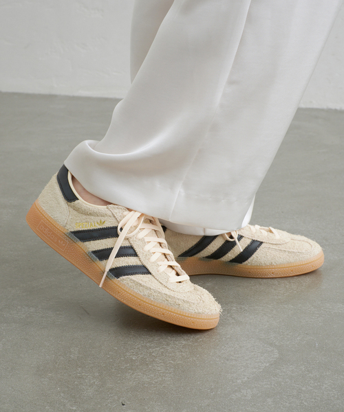 IENA(イエナ)の「adidas originals HANDBALL SPEZIAL W スニーカー JKK0932/KK0929(スニーカー・レディース・ベージュ/ボルドー・24.5cm/22.5cm/25cm/23cm/23.5cm/24cm)」の4枚目の写真