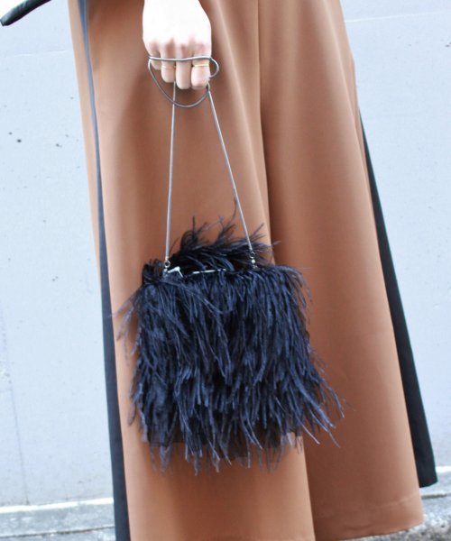 FIGARO Paris（フィガロパリ）の「ISLA フェザークラッチBAG 
