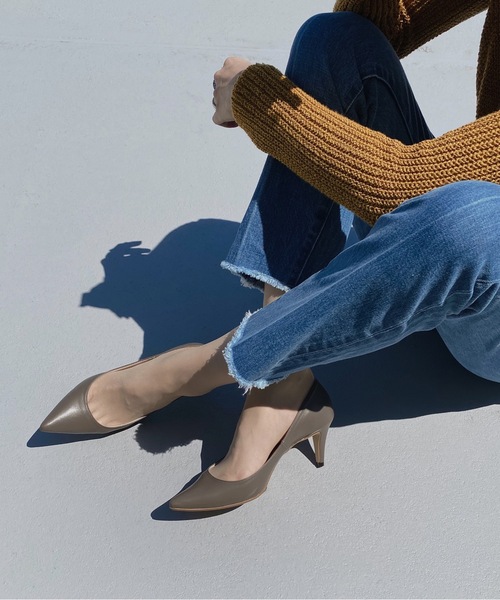 MAMIAN（マミアン）の「iCoN COLORS / ポインテッドトゥ スムース パンプス (7.0cmヒール)（パンプス・レディース・ブラック/アイボリー/ピンクベージュ/パイソン/グレイッシュベージュ/ホワイト/ダークブラウン/グレー系その他/ベージュ系その他/ワインレッド/グレイッシュブルー/ベージュ系その他2/シルバー・22.5cm/23.5cm/24.5cm/23.0cm/24.0cm/22.0cm/24.5㎝/21.5cm/25.0cm）」の5枚目の写真