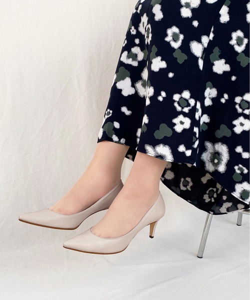 MAMIAN（マミアン）の「iCoN COLORS / ポインテッドトゥ スムース パンプス (7.0cmヒール)（パンプス・レディース・ブラック/アイボリー/ピンクベージュ/パイソン/グレイッシュベージュ/ホワイト/ダークブラウン/グレー系その他/ベージュ系その他/ワインレッド/グレイッシュブルー/ベージュ系その他2/シルバー・22.5cm/23.5cm/24.5cm/23.0cm/24.0cm/22.0cm/24.5㎝/21.5cm/25.0cm）」の8枚目の写真