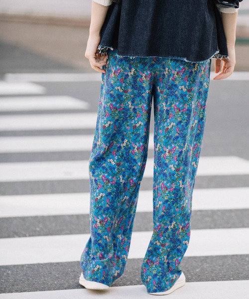 Munich(ミューニック)の「フラワープリントイージーパンツ(その他パンツ・レディース・ブラック/ブルー/キナリ・S/M/XS)」の5枚目の写真