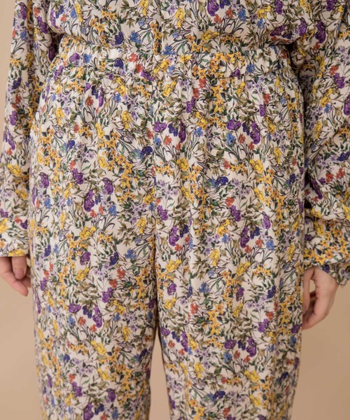 Munich(ミューニック)の「フラワープリントイージーパンツ(その他パンツ・レディース・ブラック/ブルー/キナリ・S/M/XS)」の4枚目の写真