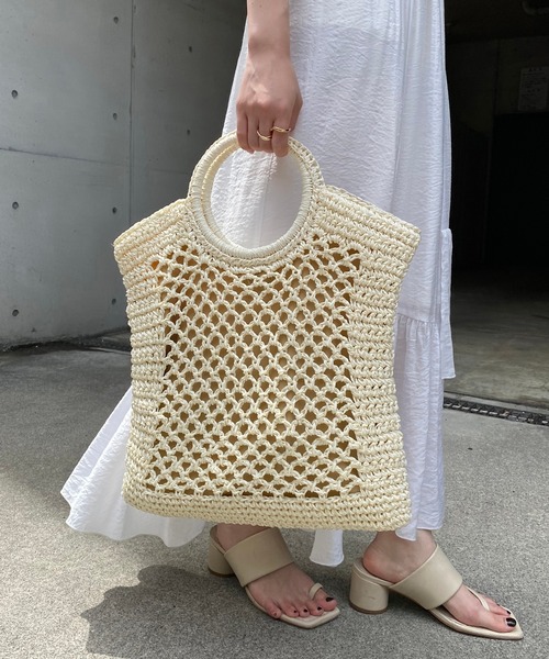 CAPRICIEUX LE'MAGE(カプリシューレマージュ)の「リングハンドルペーパートートバッグ(トートバッグ・レディース・ベージュ/カーキ/ブラック/アイボリー・FREE)」の2枚目の写真