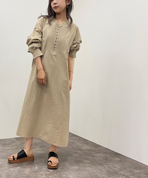 apres jour mignon（アプレジュールミニョン）の「Ｖレースピンタックワンピース【ZOZOTOWN限定アイテム】（ワンピース・レディース・オフホワイト/ベージュ/ブラック・フリー/X-LARGE）」の3枚目の写真