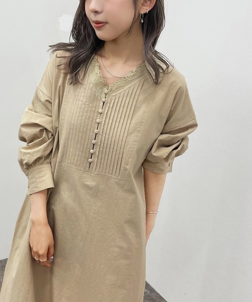 apres jour mignon（アプレジュールミニョン）の「Ｖレースピンタックワンピース【ZOZOTOWN限定アイテム】（ワンピース・レディース・オフホワイト/ベージュ/ブラック・フリー/X-LARGE）」の4枚目の写真