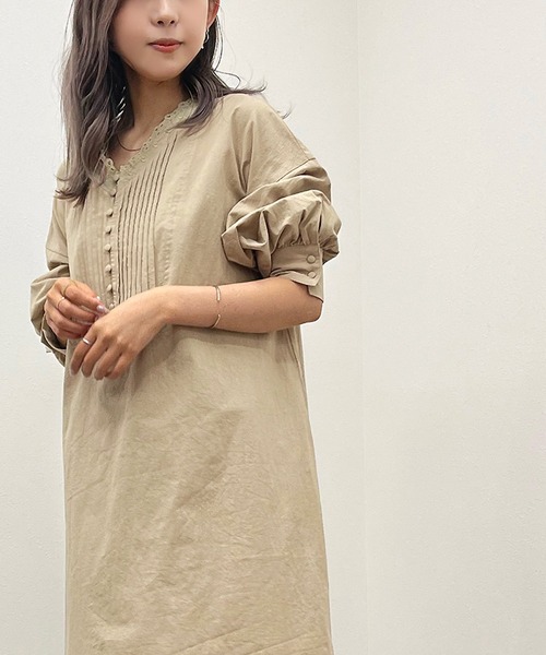 apres jour mignon（アプレジュールミニョン）の「Ｖレースピンタックワンピース【ZOZOTOWN限定アイテム】（ワンピース・レディース・オフホワイト/ベージュ/ブラック・フリー/X-LARGE）」の5枚目の写真