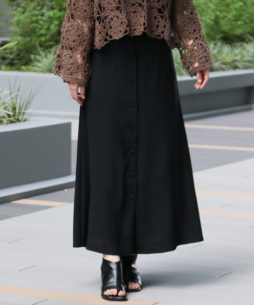 mysty woman（ミスティウーマン）の「楊柳ボタンフレアスカート 956302（スカート・レディース・ブラック/ベージュ/レッド系その他/ダークグリーン/ダークベージュ・FREE）」の2枚目の写真