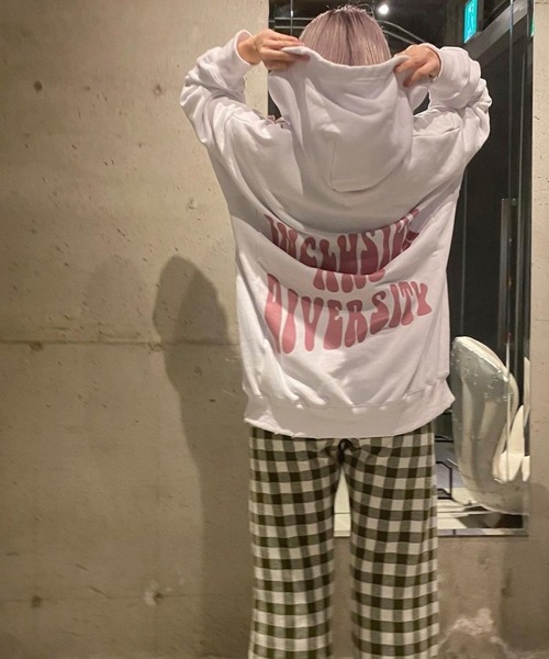 byYOUANCE(バイユアンス)の「ダメージグラフィックパーカー(パーカー・レディース・サックスブルー/グリーン/オートミール/ホワイト/スミクロ/ピンク/ブラック・FREE)」の2枚目の写真