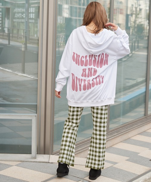 byYOUANCE(バイユアンス)の「ダメージグラフィックパーカー(パーカー・レディース・サックスブルー/グリーン/オートミール/ホワイト/スミクロ/ピンク/ブラック・FREE)」の9枚目の写真