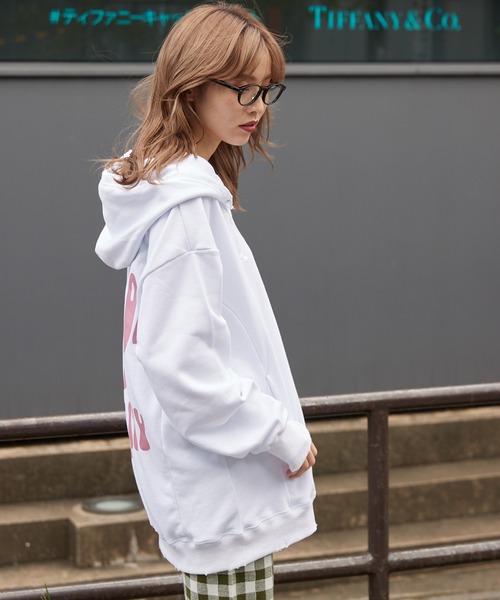 byYOUANCE(バイユアンス)の「ダメージグラフィックパーカー(パーカー・レディース・サックスブルー/グリーン/オートミール/ホワイト/スミクロ/ピンク/ブラック・FREE)」の12枚目の写真