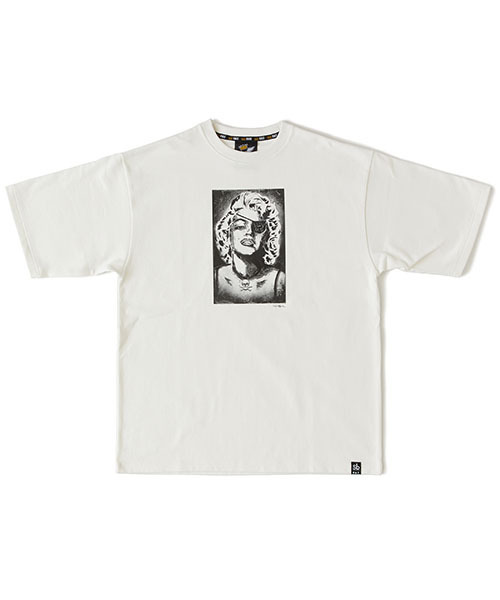 FAT（エフエイティー）の「J.A. "NORMA JEANE"（Tシャツ/カットソー・メンズ・チャコールグレー/ブラック/ホワイト・TITCH(M)/JUMBO(XXL)/SKINNY(L)/FAT(XL)）」の2枚目の写真
