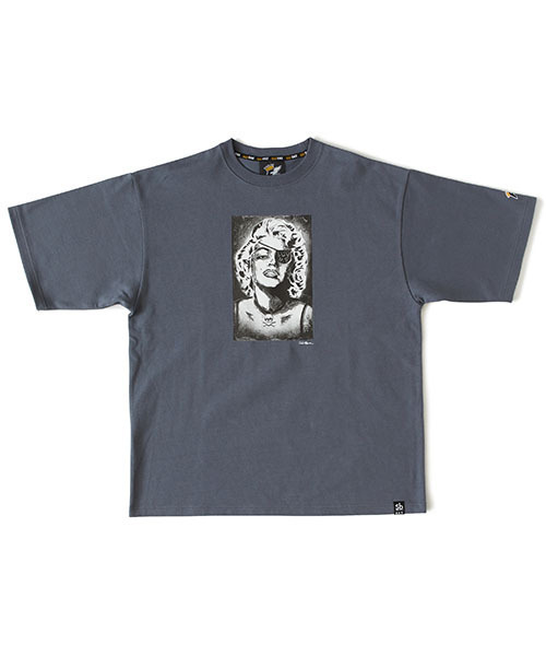 FAT（エフエイティー）の「J.A. "NORMA JEANE"（Tシャツ/カットソー・メンズ・チャコールグレー/ブラック/ホワイト・TITCH(M)/JUMBO(XXL)/SKINNY(L)/FAT(XL)）」の3枚目の写真