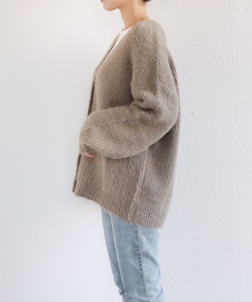 andme(アンドミー)の「フェザーヤーン長袖ニットカーディガン(カーディガン/ボレロ・レディース・ブラック/アイボリー/グレイッシュベージュ/ライム/オレンジ/パープル/レッド/ブルー/ブラウン・M)」の11枚目の写真