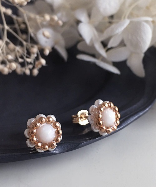 tone（トーン）の「【malle la brocante/マルラブロカント】14kgf 天然石とヴィンテージパールビーズのプチフラワーピアス（ピアス（両耳用）・レディース・ホワイト/ピンク/オレンジ/ブルー/グリーン・FREE）」の2枚目の写真