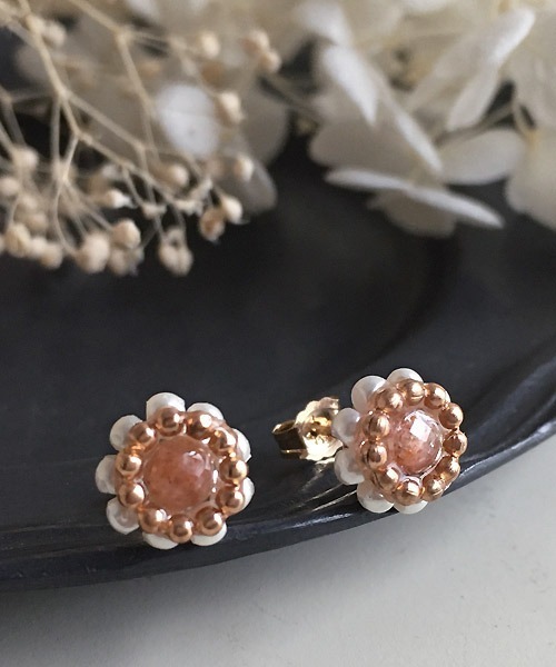 tone（トーン）の「【malle la brocante/マルラブロカント】14kgf 天然石とヴィンテージパールビーズのプチフラワーピアス（ピアス（両耳用）・レディース・ホワイト/ピンク/オレンジ/ブルー/グリーン・FREE）」の5枚目の写真