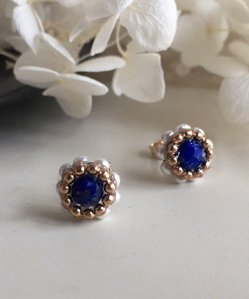 tone（トーン）の「【malle la brocante/マルラブロカント】14kgf 天然石とヴィンテージパールビーズのプチフラワーピアス（ピアス（両耳用）・レディース・ホワイト/ピンク/オレンジ/ブルー/グリーン・FREE）」の4枚目の写真