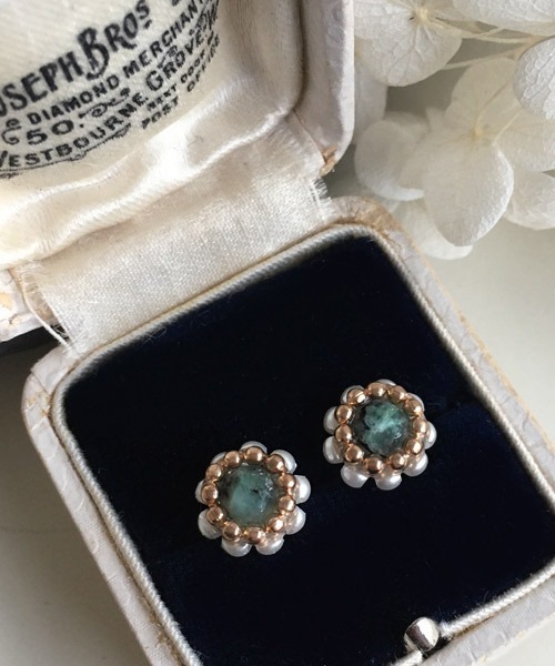 tone（トーン）の「【malle la brocante/マルラブロカント】14kgf 天然石とヴィンテージパールビーズのプチフラワーピアス（ピアス（両耳用）・レディース・ホワイト/ピンク/オレンジ/ブルー/グリーン・FREE）」の3枚目の写真