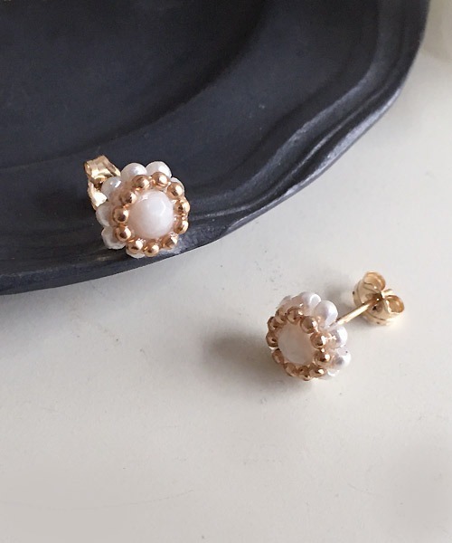 tone（トーン）の「【malle la brocante/マルラブロカント】14kgf 天然石とヴィンテージパールビーズのプチフラワーピアス（ピアス（両耳用）・レディース・ホワイト/ピンク/オレンジ/ブルー/グリーン・FREE）」の8枚目の写真