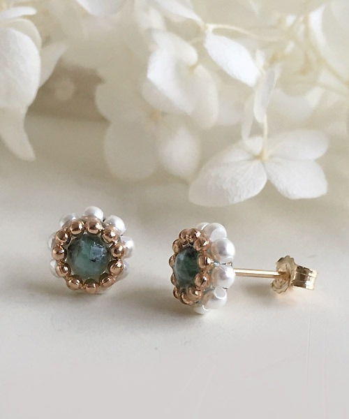 tone（トーン）の「【malle la brocante/マルラブロカント】14kgf 天然石とヴィンテージパールビーズのプチフラワーピアス（ピアス（両耳用）・レディース・ホワイト/ピンク/オレンジ/ブルー/グリーン・FREE）」の7枚目の写真