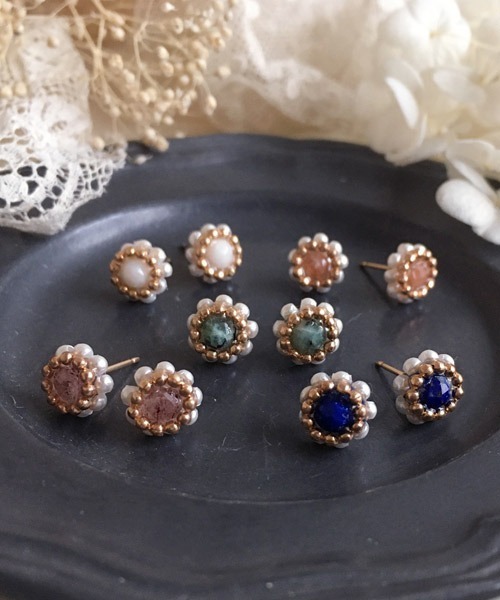 tone（トーン）の「【malle la brocante/マルラブロカント】14kgf 天然石とヴィンテージパールビーズのプチフラワーピアス（ピアス（両耳用）・レディース・ホワイト/ピンク/オレンジ/ブルー/グリーン・FREE）」の6枚目の写真