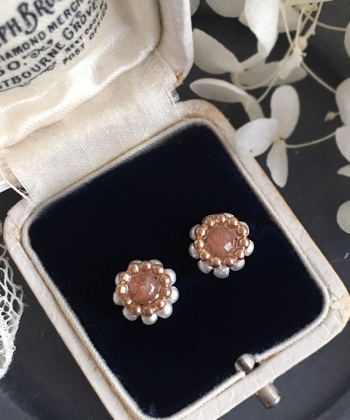 tone（トーン）の「【malle la brocante/マルラブロカント】14kgf 天然石とヴィンテージパールビーズのプチフラワーピアス（ピアス（両耳用）・レディース・ホワイト/ピンク/オレンジ/ブルー/グリーン・FREE）」の11枚目の写真