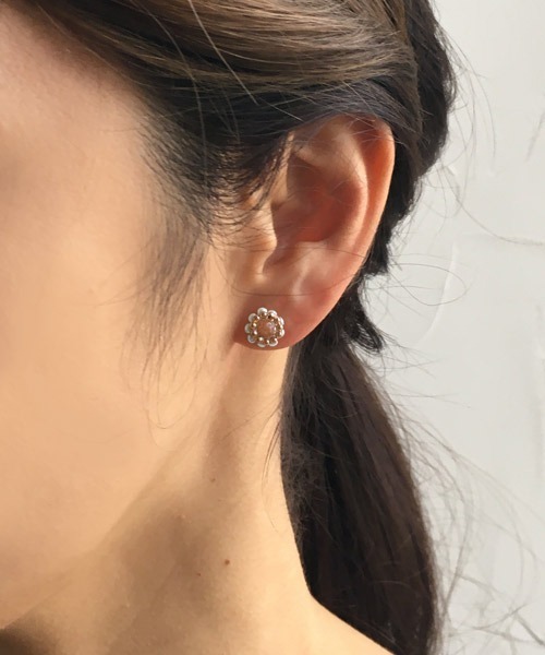 tone（トーン）の「【malle la brocante/マルラブロカント】14kgf 天然石とヴィンテージパールビーズのプチフラワーピアス（ピアス（両耳用）・レディース・ホワイト/ピンク/オレンジ/ブルー/グリーン・FREE）」の13枚目の写真