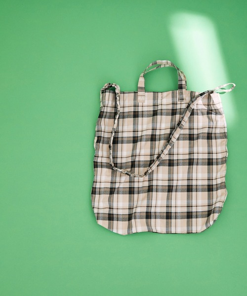 ADAM ET ROPE'（アダムエロペ）の「〈追加〉プリント2WAYバッグ（トートバッグ・レディース・サックスブルー/オレンジ/ブルー/イエロー/ブルー系その他4/ベージュ・FREE）」の2枚目の写真