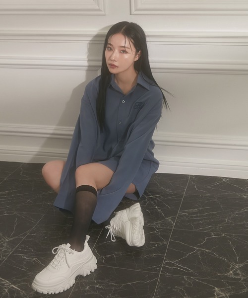 ANDGEEBEE（アンジービー）の「UNISEX カラーシャツ（シャツ/ブラウス・レディース・ベージュ/ブルー・MEDIUM）」の2枚目の写真