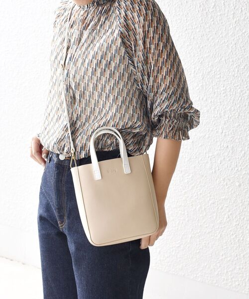 SHIPS（シップス）の「リサイクルレザー ポーチ付き 撥水 2WAY ミニトート ◇（トートバッグ・レディース・ブラック/ベージュ/グリーン・ONE SIZE）」の11枚目の写真