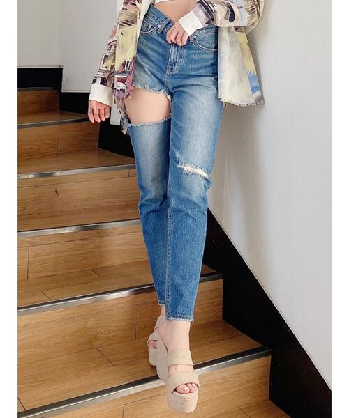 GYDA(ジェイダ)の「SIDE RIPPEDペグトップデニムパンツ(デニムパンツ・レディース・ライトブルー/ブルー・SMALL/MEDIUM/X-SMALL)」の11枚目の写真