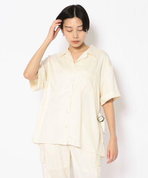 AVIREX(アヴィレックス)の「HALF SLEEVE WING-COLLARD TENCEL SHIRT/ ハーフスリーブ ウィングカラーテンセルシャツ(シャツ/ブラウス・レディース・ブラック/オリーブ/アイボリー・FREE)」の2枚目の写真