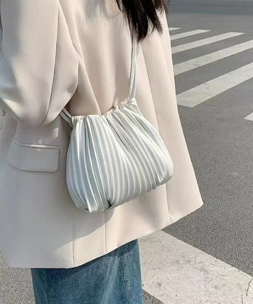 sakishimatokyo（サキシマトーキョー）の「プリーツポシェット（ショルダーバッグ・レディース・ブラック/オフホワイト/ブルー/グリーン・FREE）」の2枚目の写真