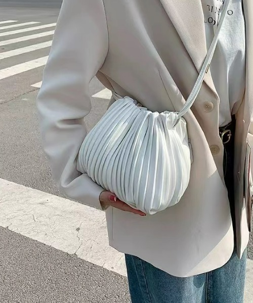 sakishimatokyo（サキシマトーキョー）の「プリーツポシェット（ショルダーバッグ・レディース・ブラック/オフホワイト/ブルー/グリーン・FREE）」の6枚目の写真