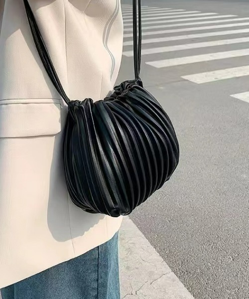 sakishimatokyo（サキシマトーキョー）の「プリーツポシェット（ショルダーバッグ・レディース・ブラック/オフホワイト/ブルー/グリーン・FREE）」の5枚目の写真