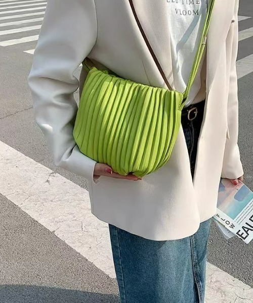 sakishimatokyo（サキシマトーキョー）の「プリーツポシェット（ショルダーバッグ・レディース・ブラック/オフホワイト/ブルー/グリーン・FREE）」の7枚目の写真