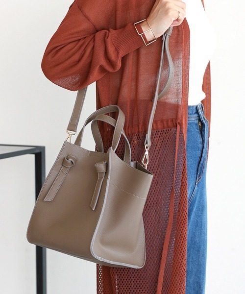 Bou Jeloud（ブージュルード）の「【WEB限定】キューブショルダーバッグ（ハンドバッグ・レディース・ブラック/モカ/A・-）」の4枚目の写真